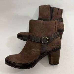 Women’s leather Clarks booties sz 8